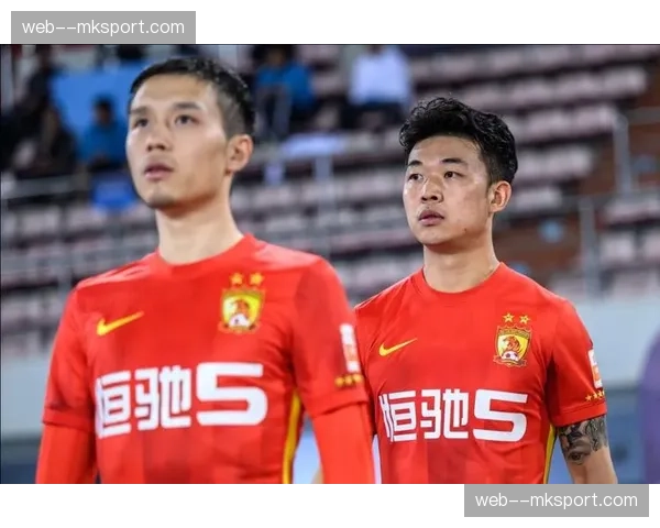 镜头捕捉：蓉城外援进球后展示特制T恤，悼念逝去友人。